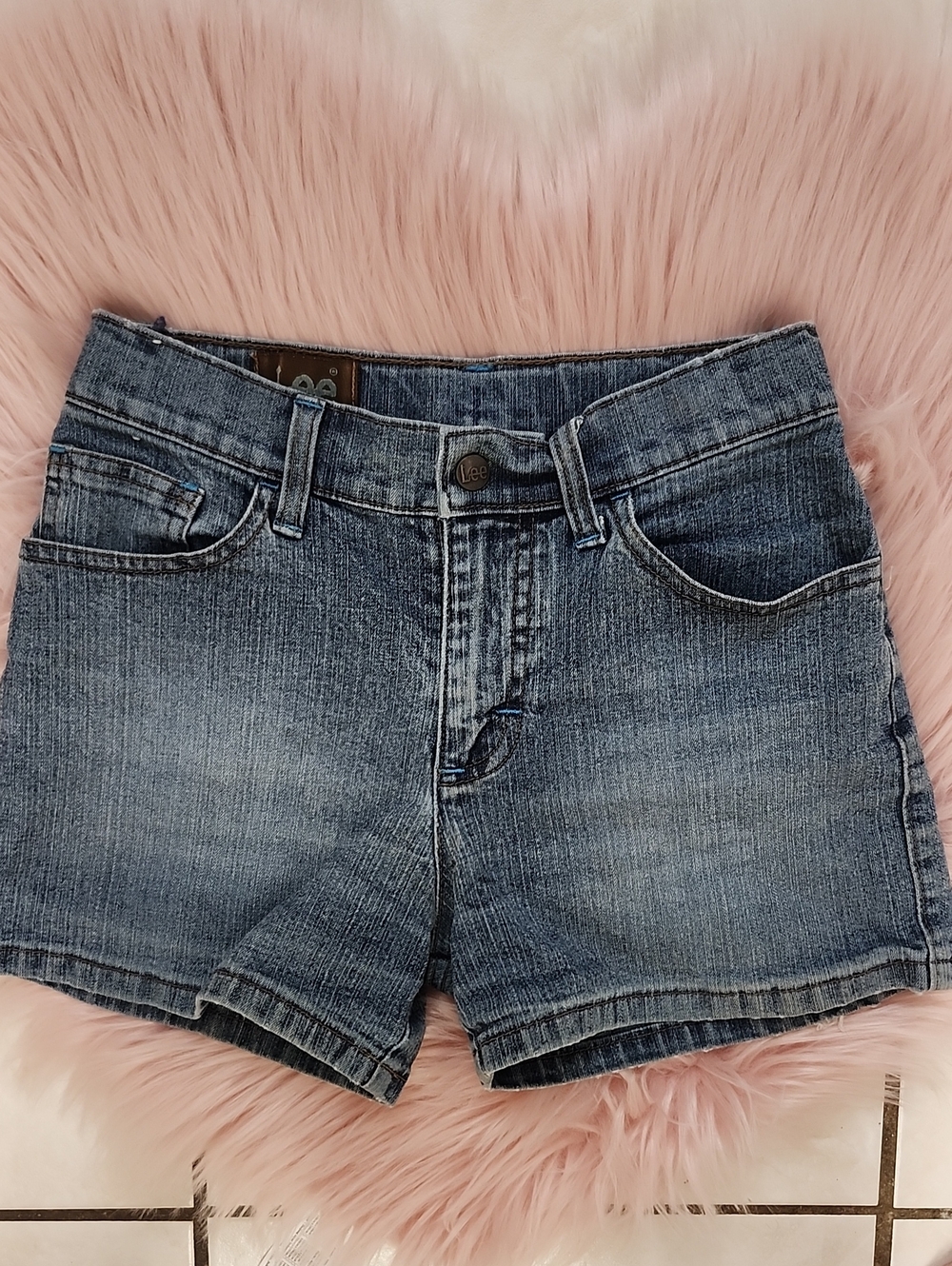 Pre-Loved LEE Denim Shorts- W/EMBROIDERED POCKETS XS "NOTE*